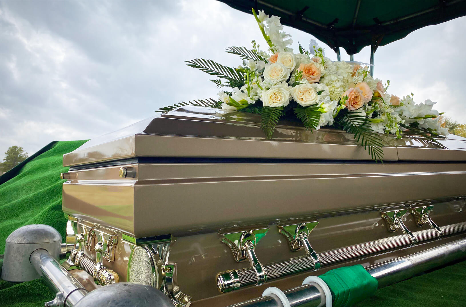 At a funeral, a dog repeatedly barks at the coffin, causing the suspicious son to open it, only to discover it was empty.